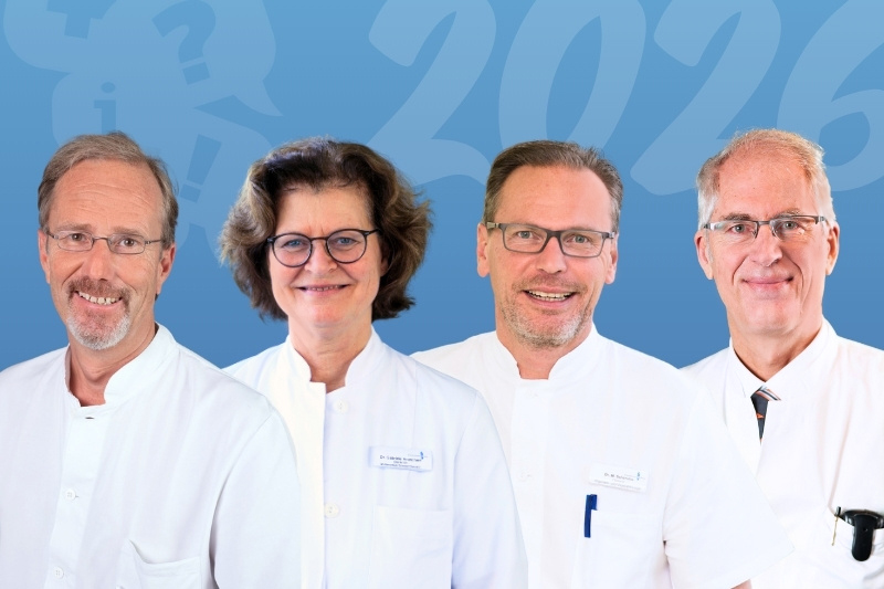 Vier Ärzte vor einem hellblauen Hintergrund